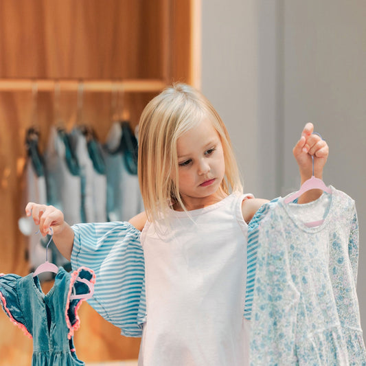 Umeraș antialunecare pentru copii acoperit cu catifea roz, bară pentru pantaloni - ideal pentru rochii, fuste, pantaloni, bluze și tricouri - HUMERO