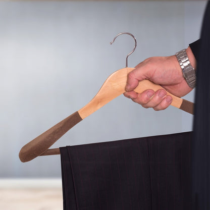 Umeraș cu umeri lați și design modern, antialunecare din lemn natur cu cârlig metalic și bară pentru pantaloni - ideal pentru costume, sacouri, cămăși, bluze, jachete, paltoane, tricouri și pantaloni - HUMERO