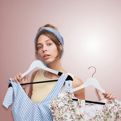 Umeraș din lemn, alb, cu finisaj vintage,bară pentru pantaloni și margini de catifea - ideal pentru cămăși, bluze, pantaloni, tricouri și rochii - HUMERO