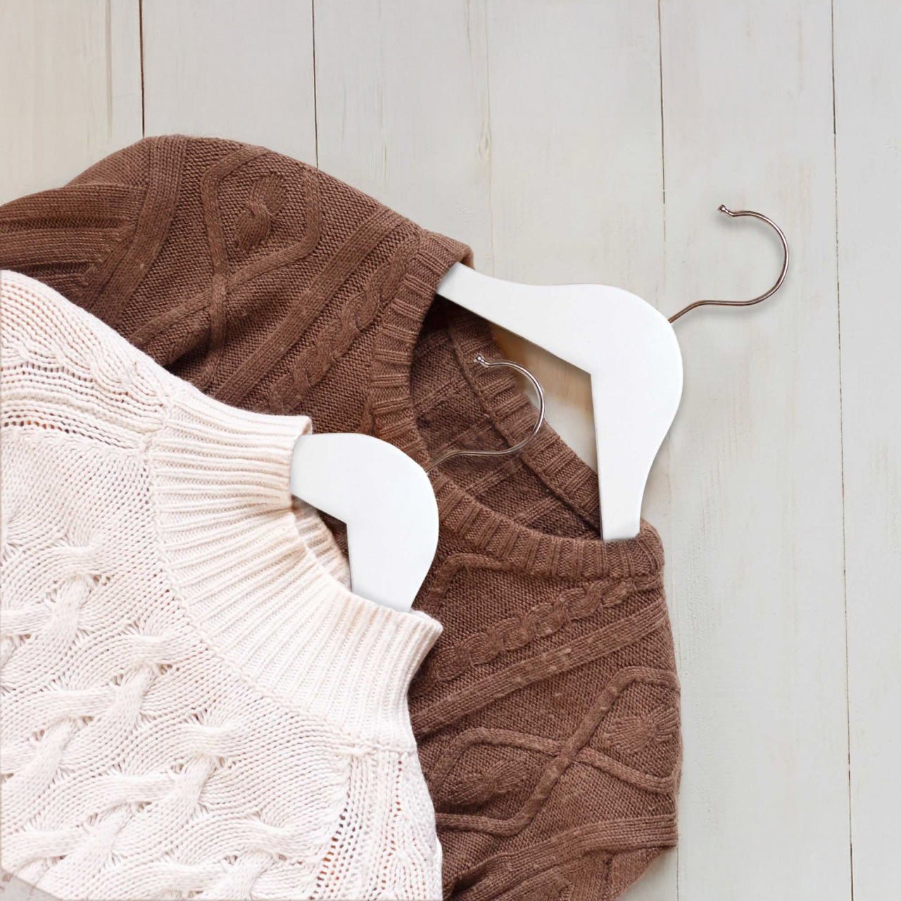 Umeraș din lemn, alb, cu finisaj vintage,bară pentru pantaloni și margini de catifea - ideal pentru cămăși, bluze, pantaloni, tricouri și rochii - HUMERO