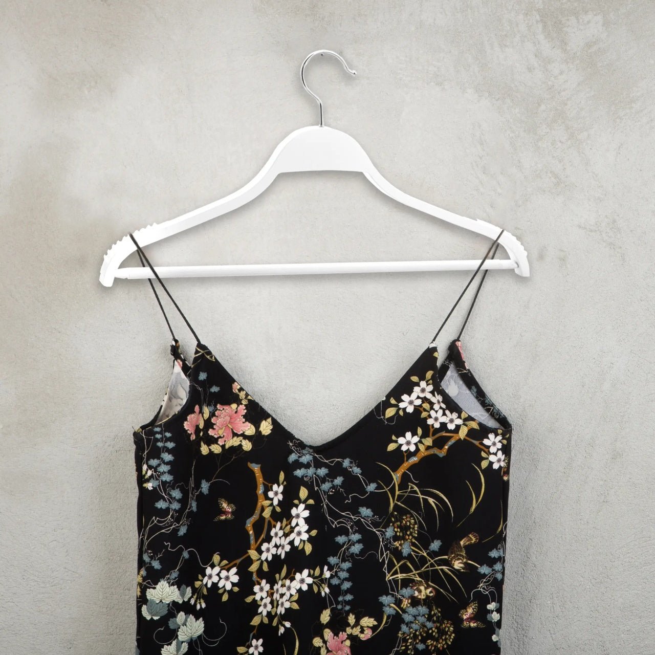 Umeraș din lemn alb cu margini din cauciuc anti - alunecare și bară pentru pantaloni - ideal pentru cămăși, bluze, pantaloni, tricouri și rochii - HUMERO