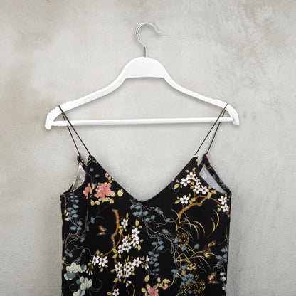 Umeraș din lemn alb cu margini din cauciuc anti - alunecare și bară pentru pantaloni - ideal pentru cămăși, bluze, pantaloni, tricouri și rochii - HUMERO