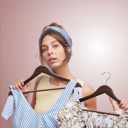 Umeraș din lemn cu finisaj vintage,bară pentru pantaloni și margini de catifea - pentru haine delicate - HUMERO