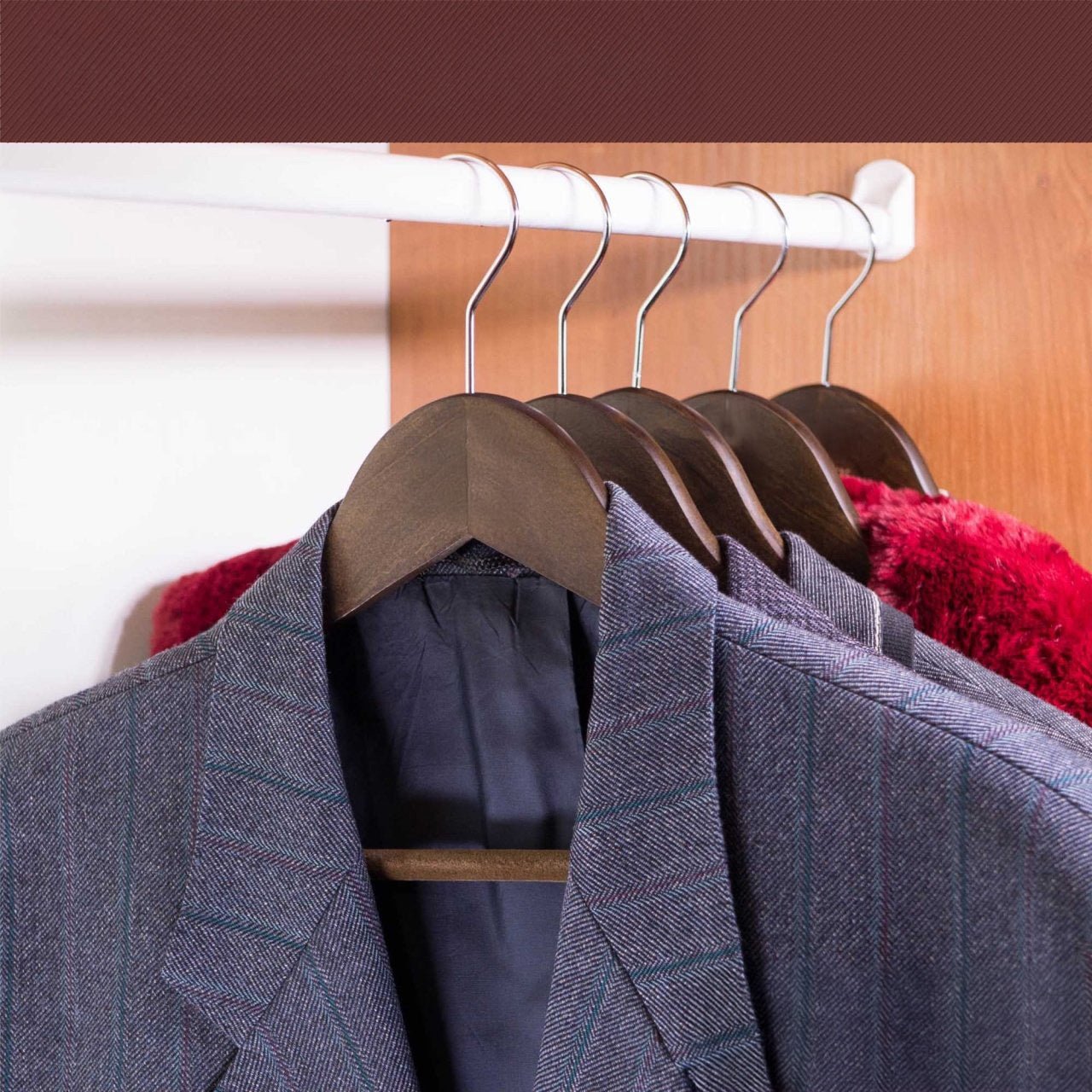 Umeraș din lemn cu finisaj vintage,bară pentru pantaloni și margini de catifea - pentru haine delicate - HUMERO