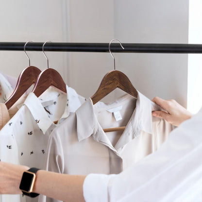 Umeraș din lemn cu finisaj vintage,bară pentru pantaloni și margini de catifea - pentru haine delicate - HUMERO