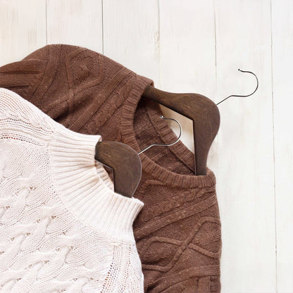 Umeraș din lemn cu finisaj vintage,bară pentru pantaloni și margini de catifea - pentru haine delicate - HUMERO