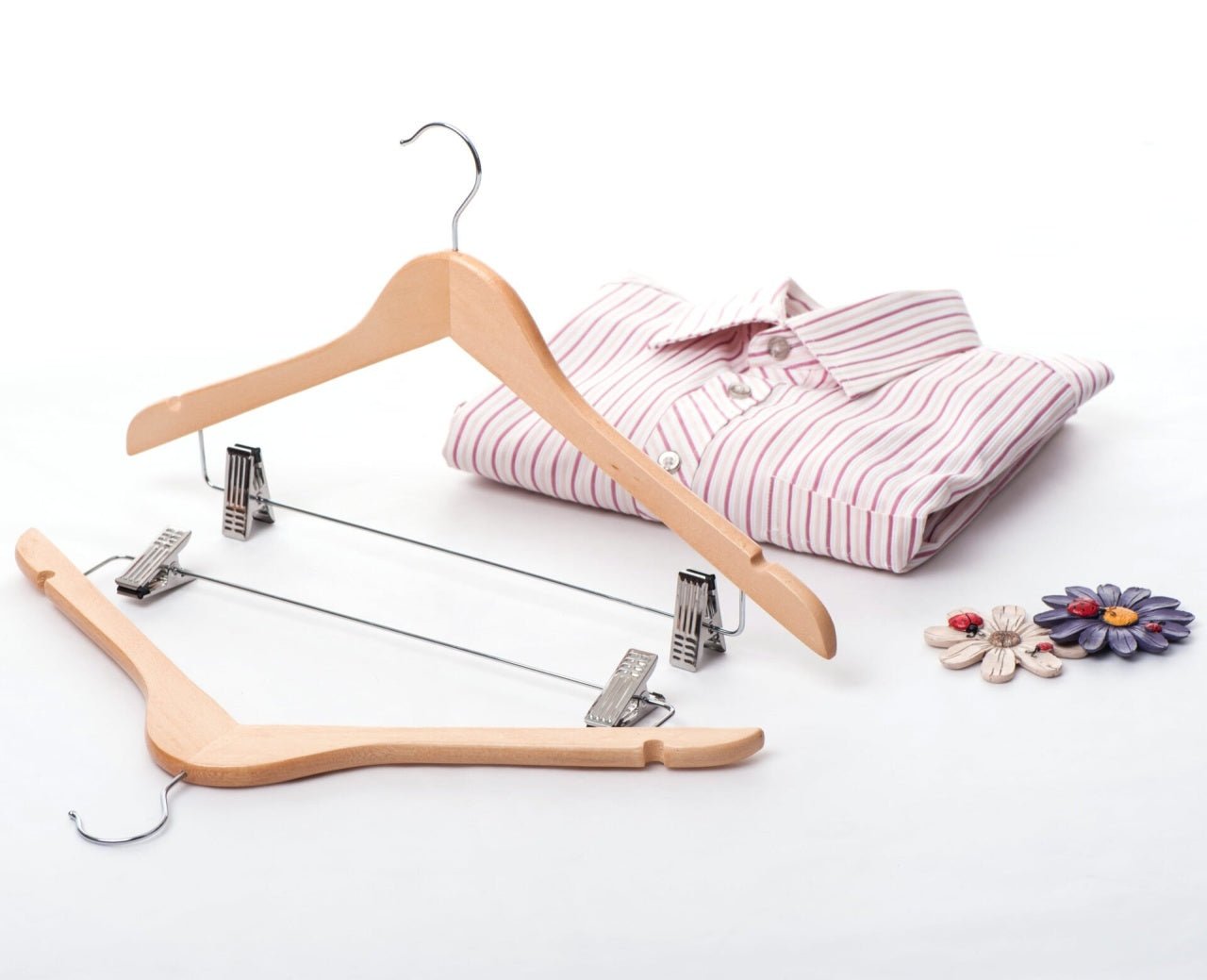 Umeraș din lemn de arțar natur cu clipsuri metalice - ideal pentru cămăși, bluze, pantaloni, tricouri și rochii - HUMERO