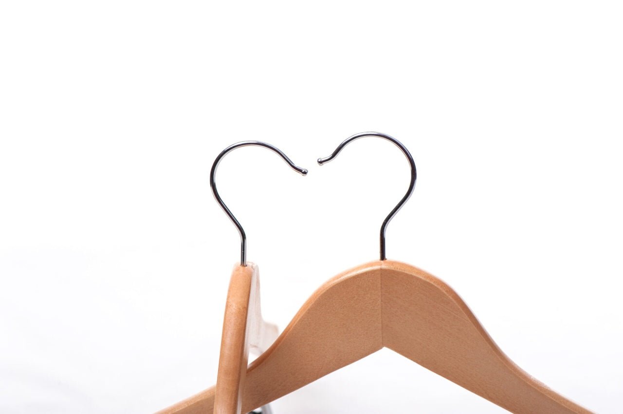 Umeraș din lemn de arțar natur cu clipsuri metalice - ideal pentru cămăși, bluze, pantaloni, tricouri și rochii - HUMERO