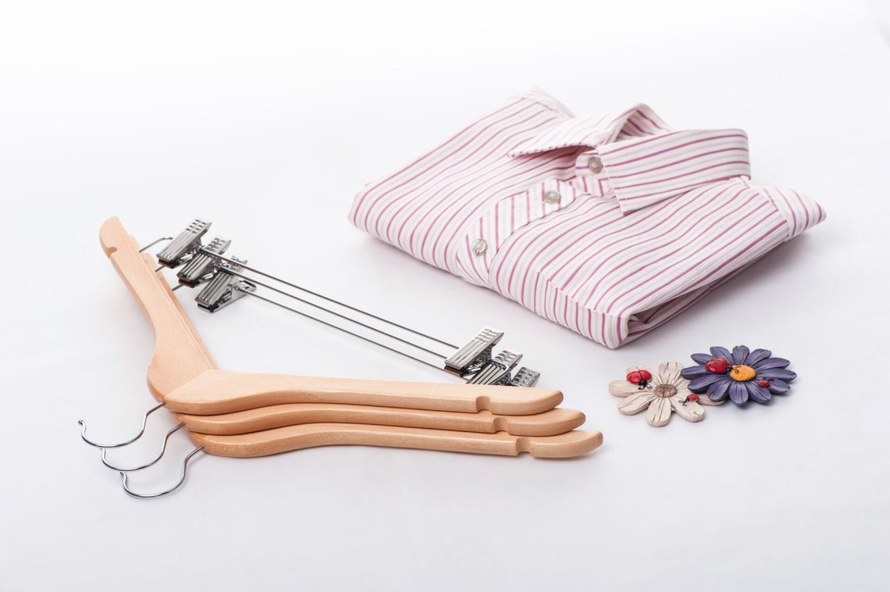 Umeraș din lemn de arțar natur cu clipsuri metalice - ideal pentru cămăși, bluze, pantaloni, tricouri și rochii - HUMERO