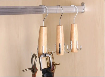 Umeraș din lemn natur cu 4 agățători metalice - ideal pentru articole speciale - HUMERO