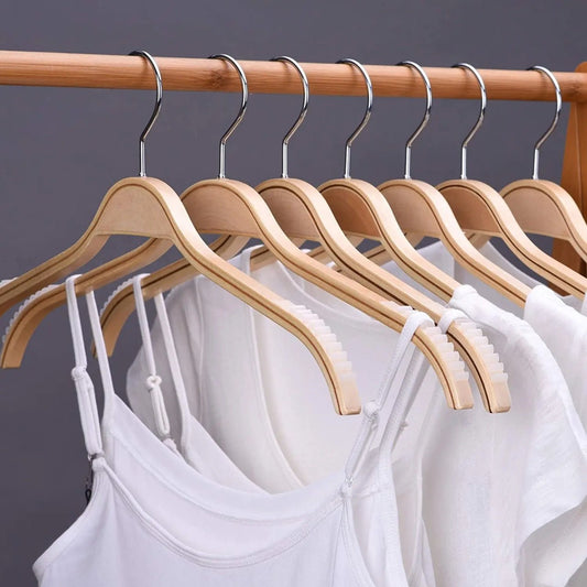 Umeraș din lemn natur cu margini din cauciuc anti - alunecare - ideal pentru cămăși, bluze, tricouri și rochii - HUMERO