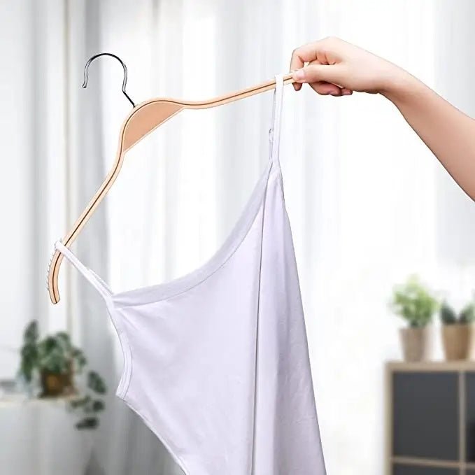 Umeraș din lemn natur cu margini din cauciuc anti - alunecare - ideal pentru cămăși, bluze, tricouri și rochii - HUMERO