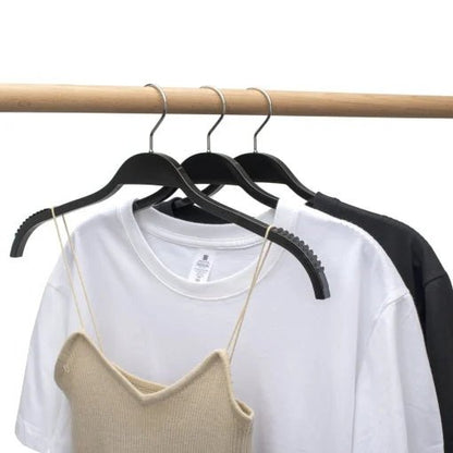 Umeraș din lemn negru cu margini din cauciuc anti - alunecare - ideal pentru cămăși, bluze, tricouri și rochii - HUMERO