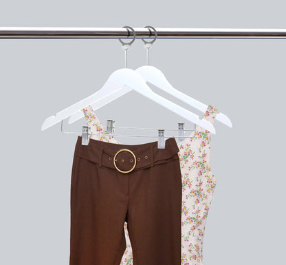 Umeraș hotelier din lemn alb cu cârlig antifurt și clipsuri metalice - ideal pentru cămăși, bluze, pantaloni, tricouri și rochii - HUMERO