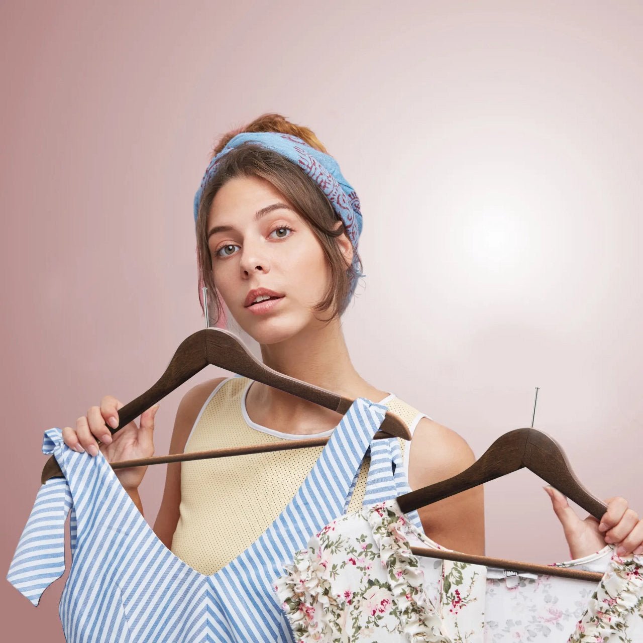 Umeraș hotelier din lemn cu finisaj vintage,bară pentru pantaloni și margini de catifea - ideal pentru cămăși, bluze, pantaloni, tricouri și rochii - HUMERO