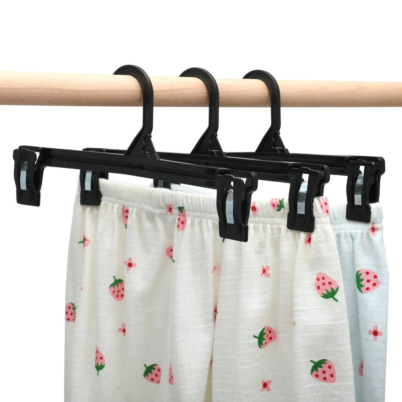 Umeraș pentru fuste din plastic negru cu clipsuri - ideal pentru pantaloni și fuste - HUMERO