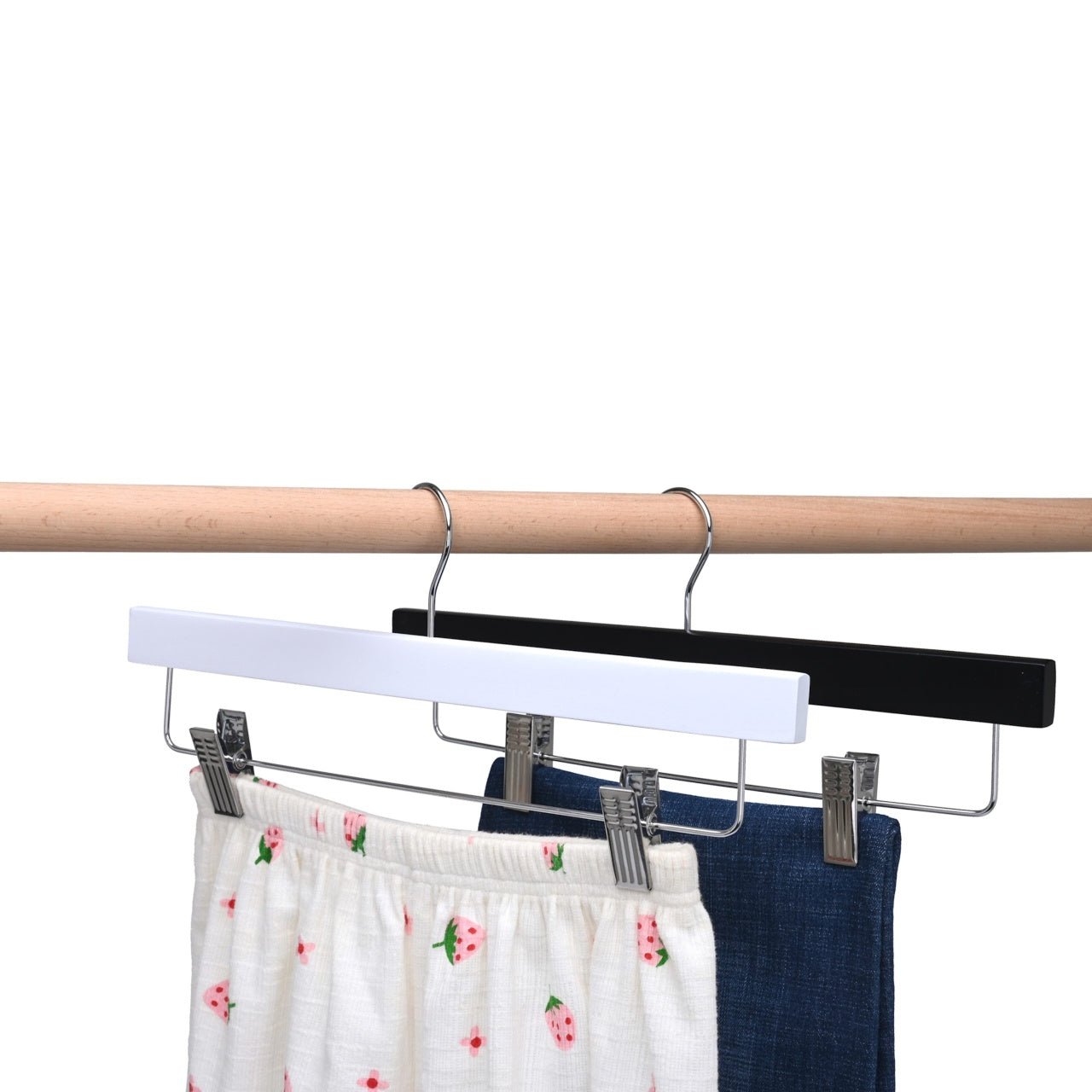 Umeraș pentru pantaloni din lemn alb cu clipsuri metalice - ideal pentru pantaloni și fuste - HUMERO